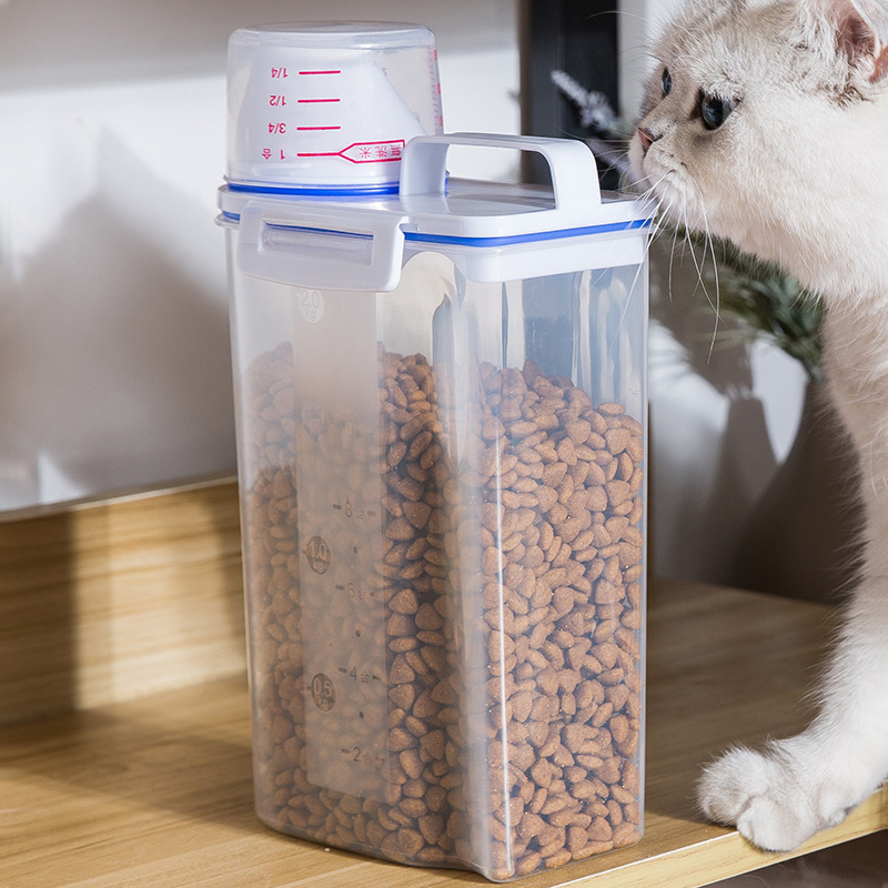 Корм для кошек, ввиду малого объема, можно и пересыпать в контейнер, или же хранить в упаковке
